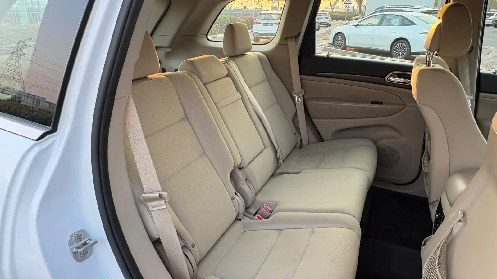 JEEP GRAND CHEROKEE LAREDO 4WD  -ORIGINAL PAINT  -GCC SPECS  - Thumbnail 14