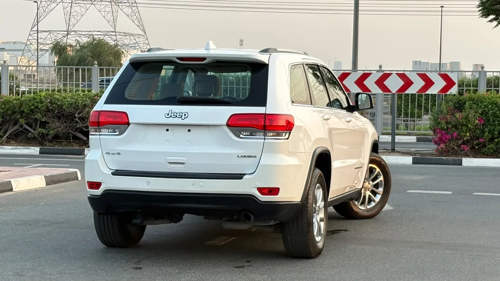 JEEP GRAND CHEROKEE LAREDO 4WD  -ORIGINAL PAINT  -GCC SPECS  - Thumbnail 4