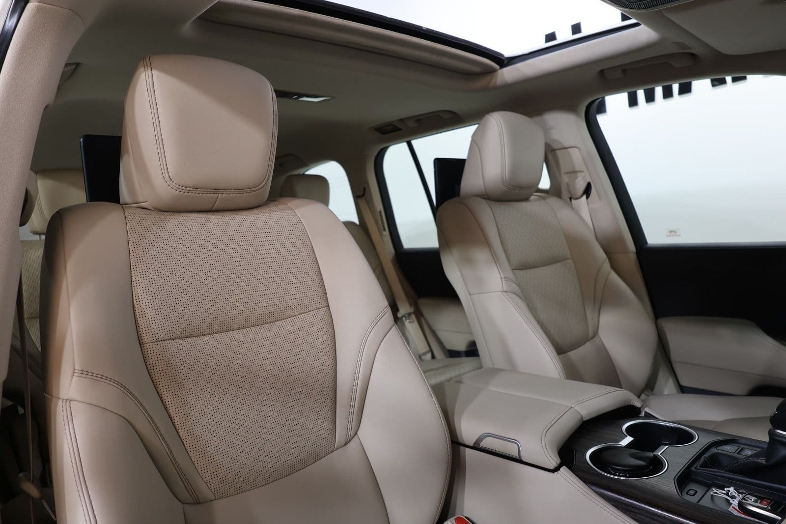 Pristine 2023 Toyota Land Cruiser VXR in impeccable condition GCC Specs - Thumbnail 16
