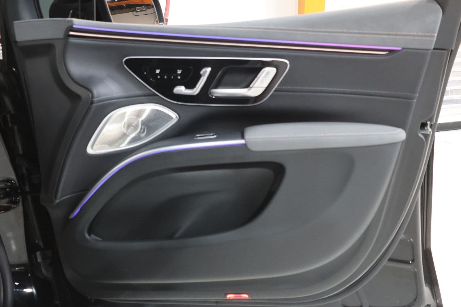 2023 Mercedes-Benz EQS 450 4MATIC. - Thumbnail 5