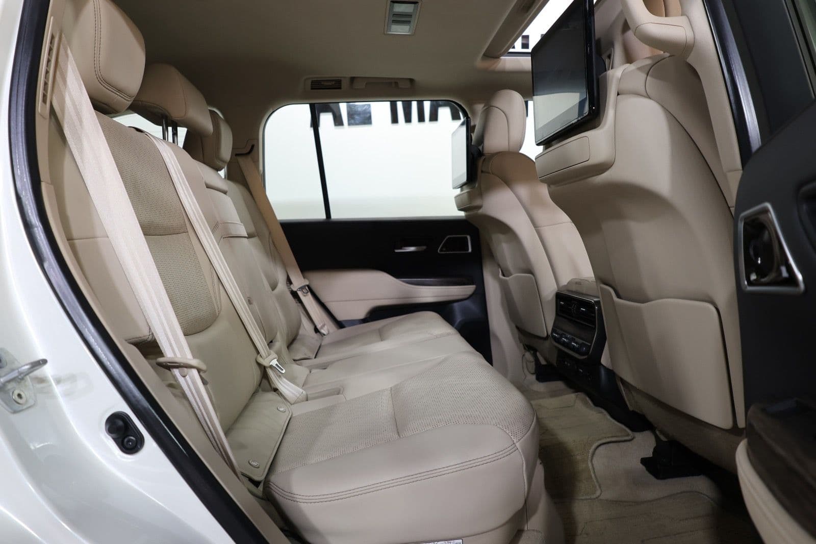 Pristine 2023 Toyota Land Cruiser VXR in impeccable condition GCC Specs - Thumbnail 19
