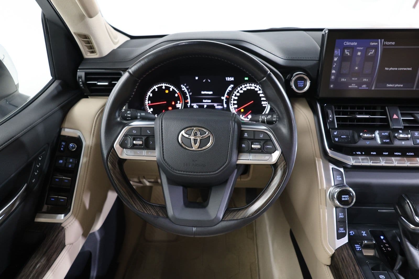 Pristine 2023 Toyota Land Cruiser VXR in impeccable condition GCC Specs - Thumbnail 14
