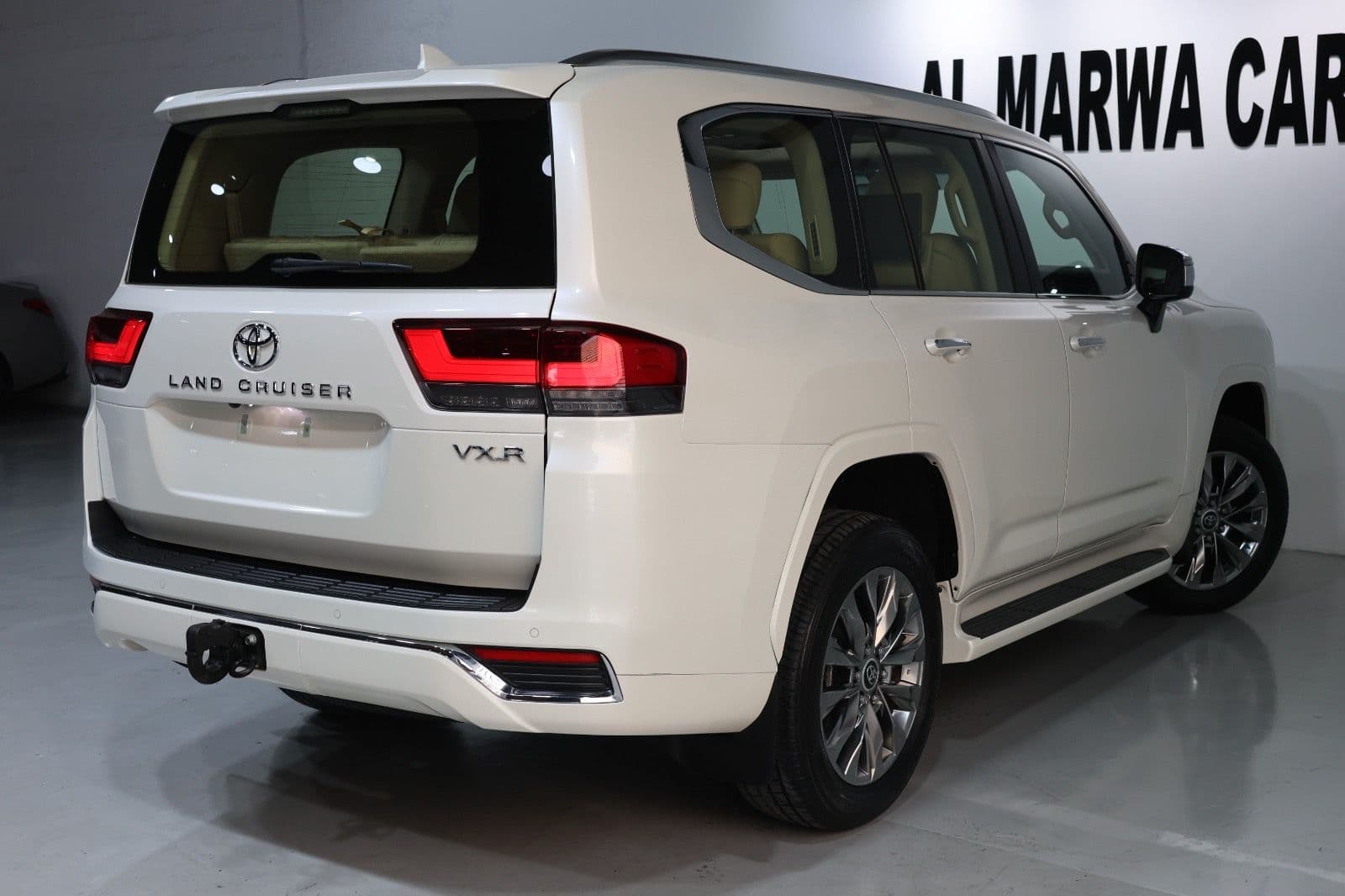 Pristine 2023 Toyota Land Cruiser VXR in impeccable condition GCC Specs - Thumbnail 5
