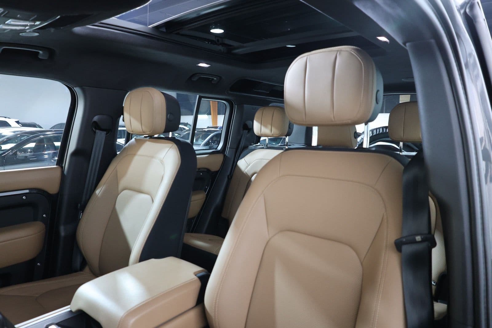 2025 Land Rover Defender 110 V8 Edition P525 GCC Specs - Thumbnail 13
