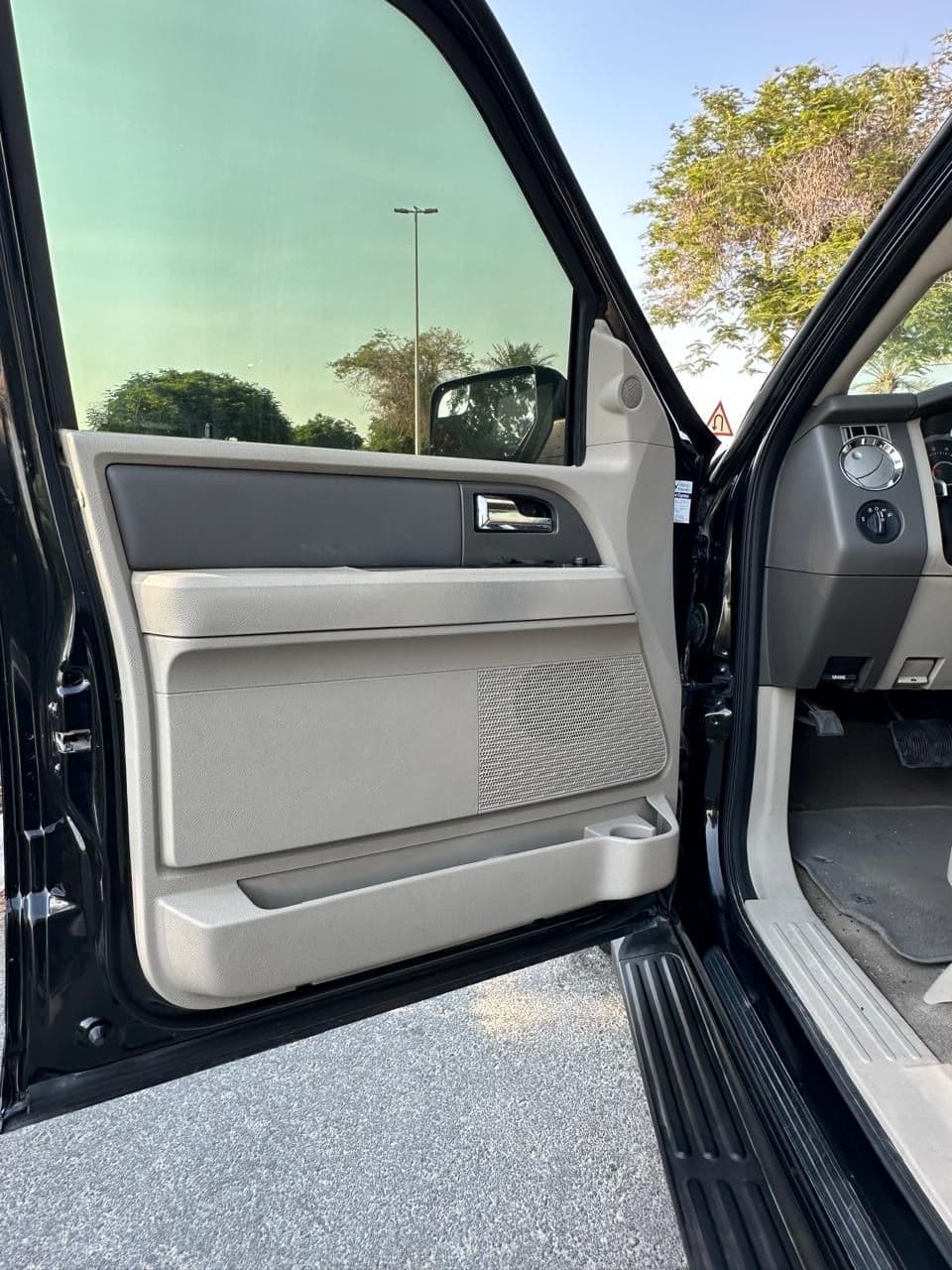 2013 Ford Expedition XLT -260,000km-GCC Specs - Thumbnail 8