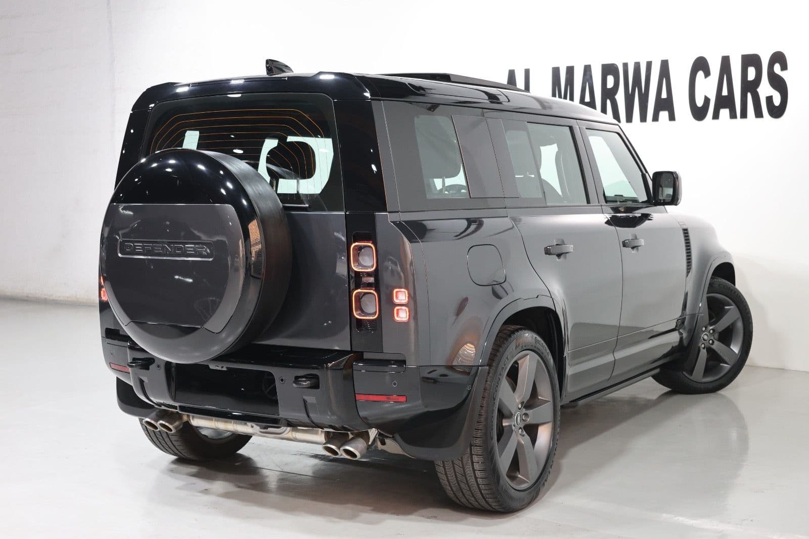 2025 Land Rover Defender 110 V8 Edition P525 GCC Specs - Thumbnail 2