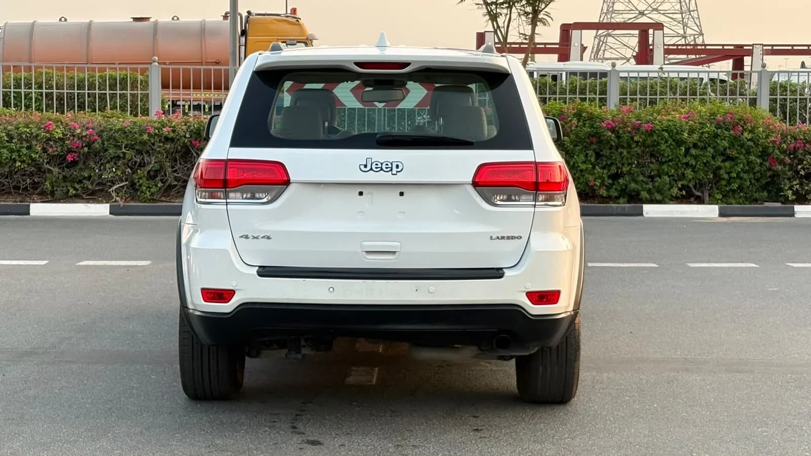 JEEP GRAND CHEROKEE LAREDO 4WD  -ORIGINAL PAINT  -GCC SPECS  - Thumbnail 6