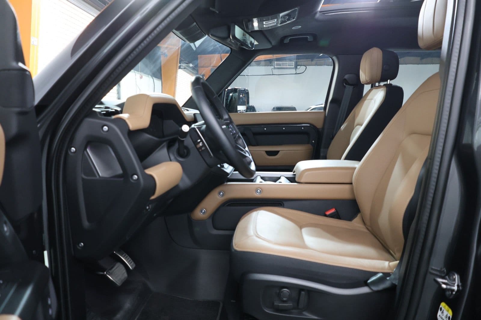 2025 Land Rover Defender 110 V8 Edition P525 GCC Specs - Thumbnail 12