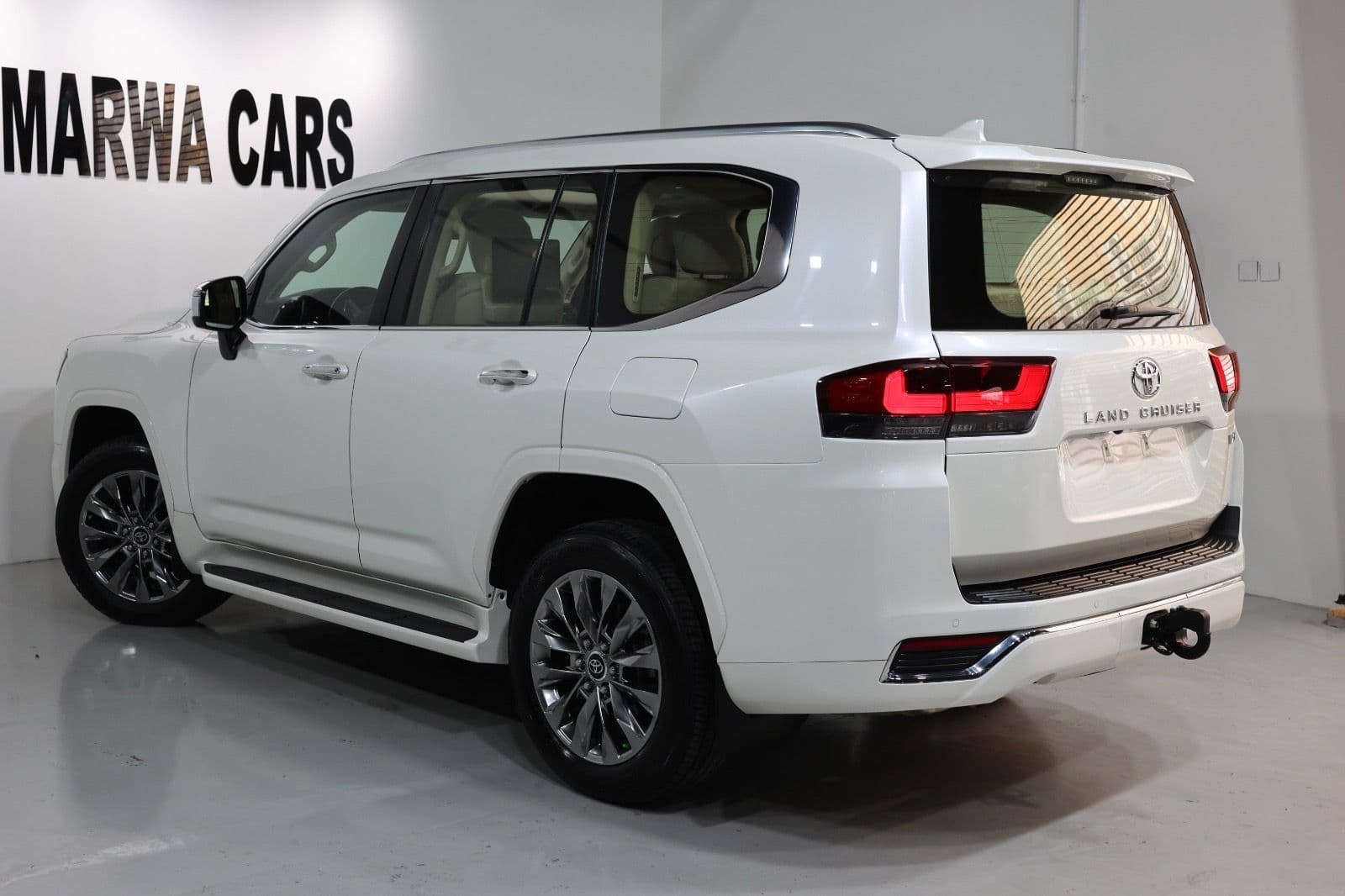 Pristine 2023 Toyota Land Cruiser VXR in impeccable condition GCC Specs - Thumbnail 7