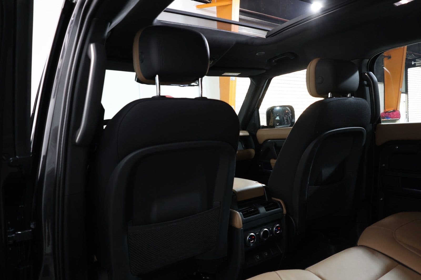 2025 Land Rover Defender 110 V8 Edition P525 GCC Specs - Thumbnail 8