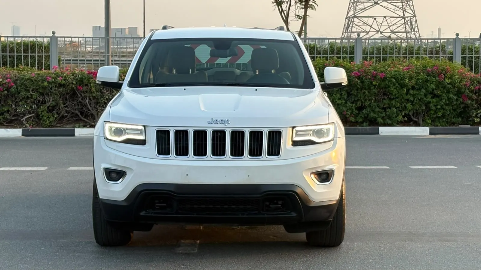 JEEP GRAND CHEROKEE LAREDO 4WD  -ORIGINAL PAINT  -GCC SPECS  - Thumbnail 5