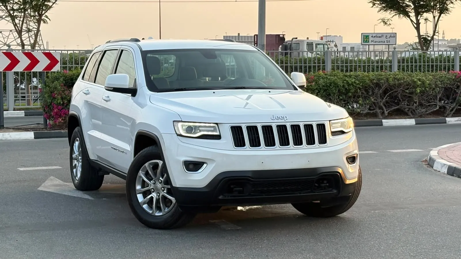 JEEP GRAND CHEROKEE LAREDO 4WD  -ORIGINAL PAINT  -GCC SPECS  - Thumbnail 2