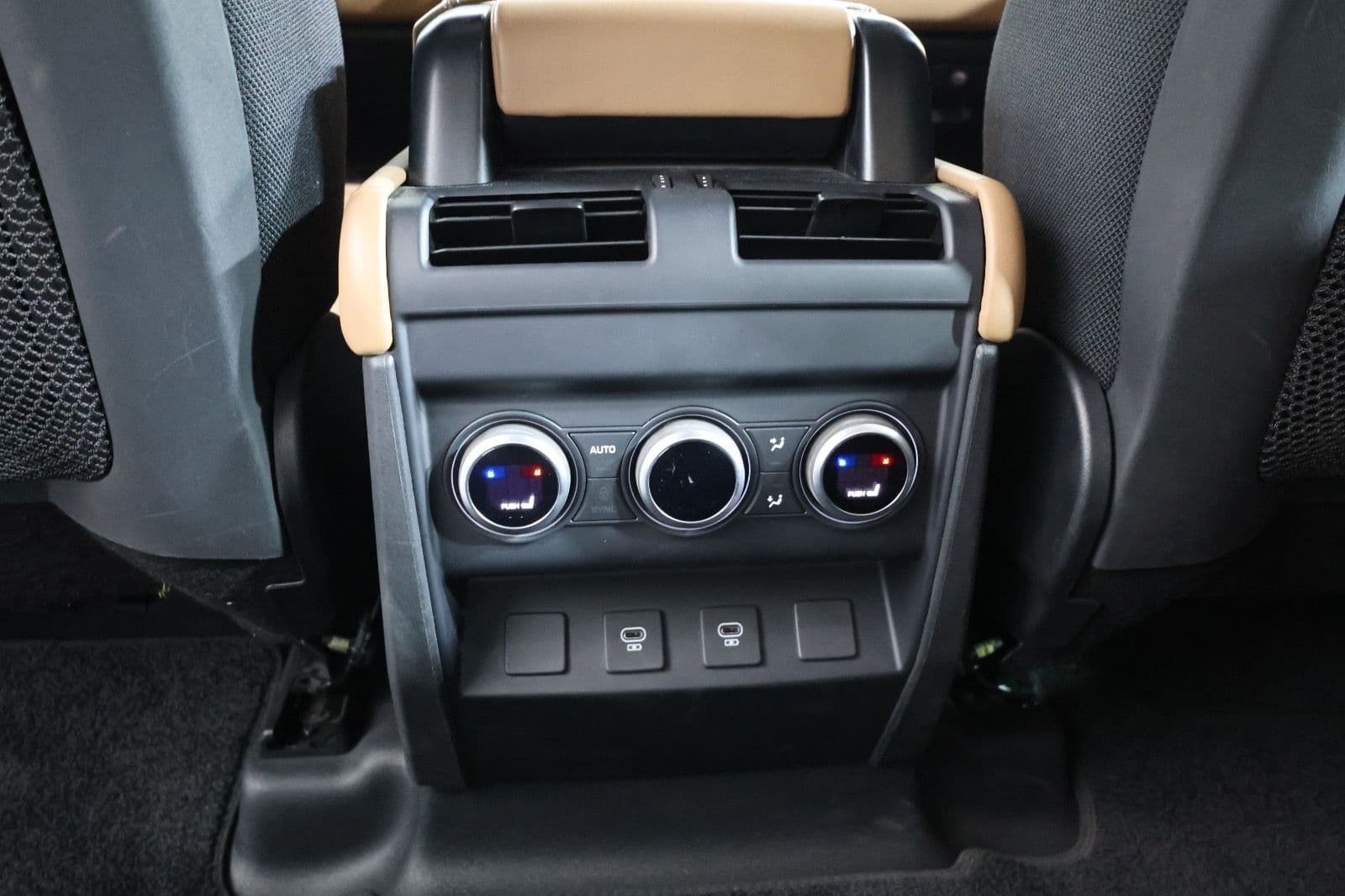 2025 Land Rover Defender 110 V8 Edition P525 GCC Specs - Thumbnail 24