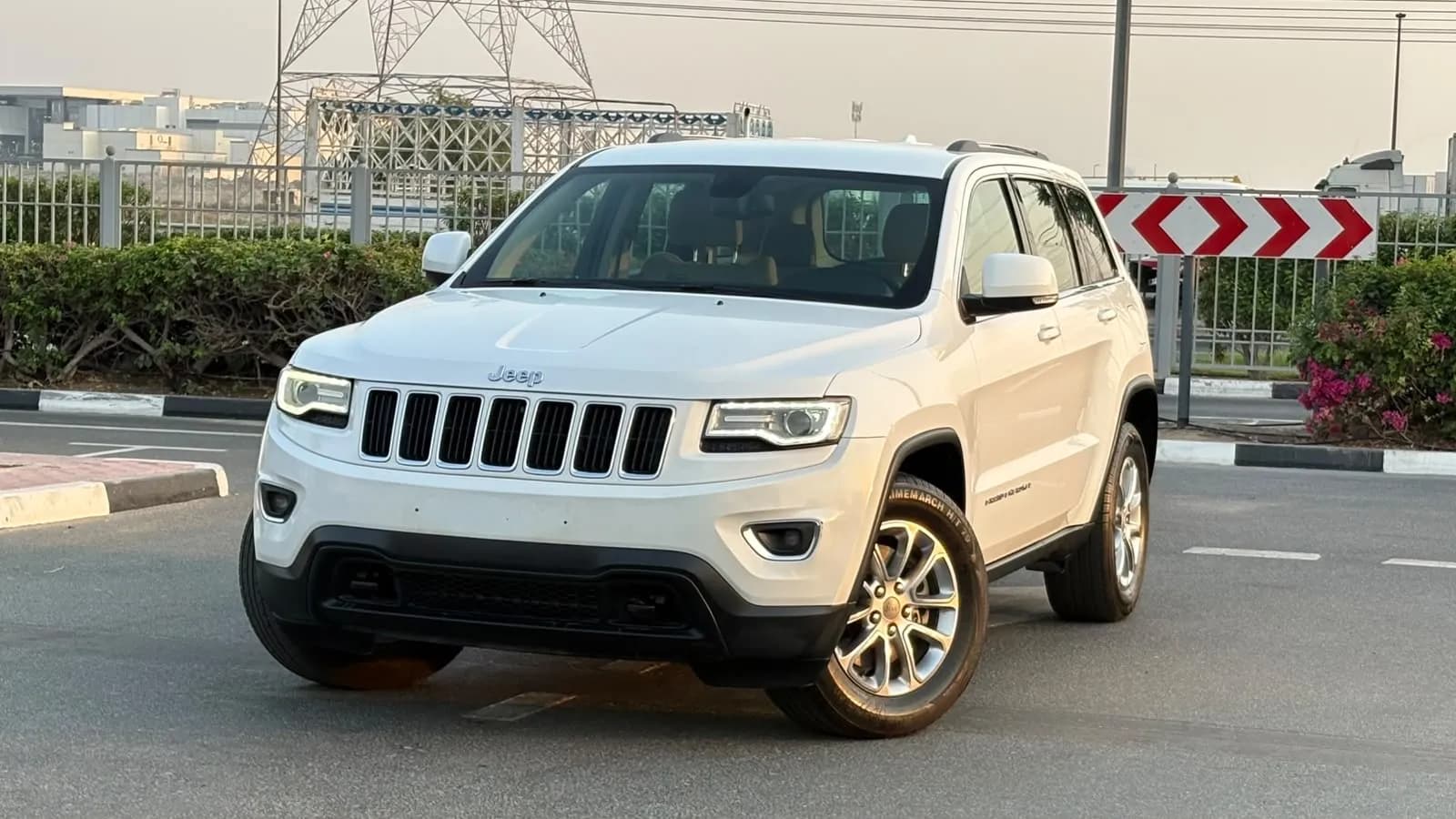 JEEP GRAND CHEROKEE LAREDO 4WD  -ORIGINAL PAINT  -GCC SPECS  - Image 1
