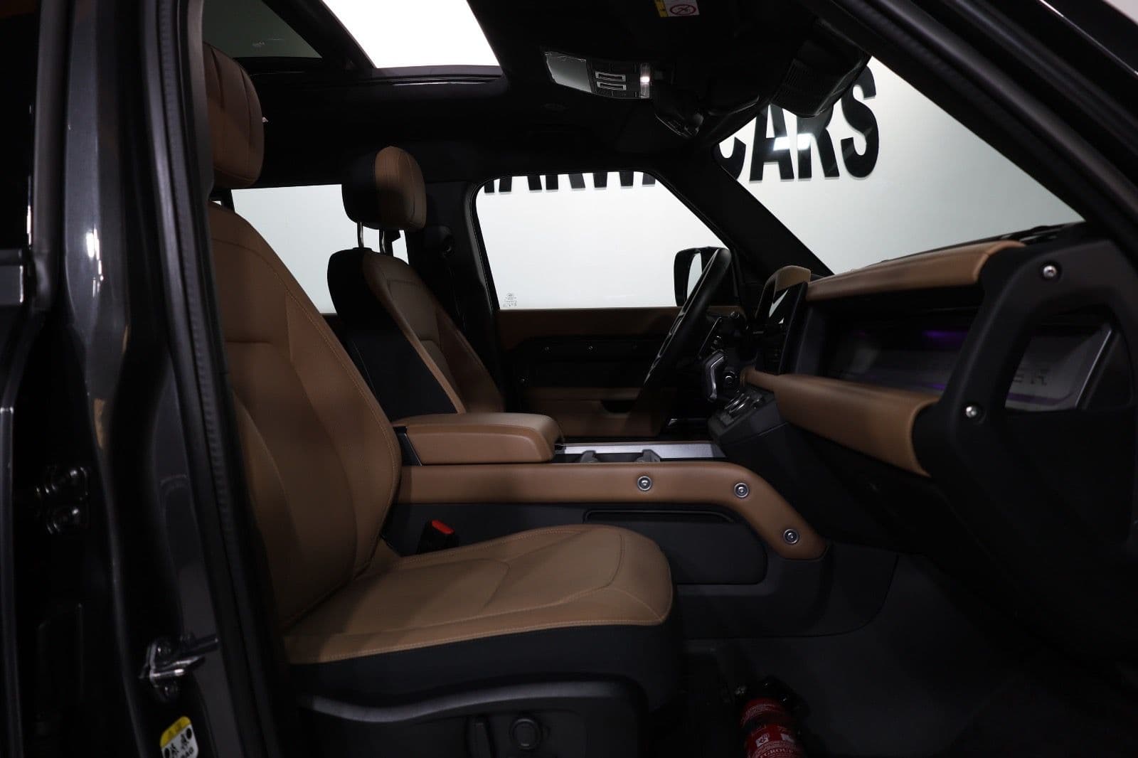 2025 Land Rover Defender 110 V8 Edition P525 GCC Specs - Thumbnail 19