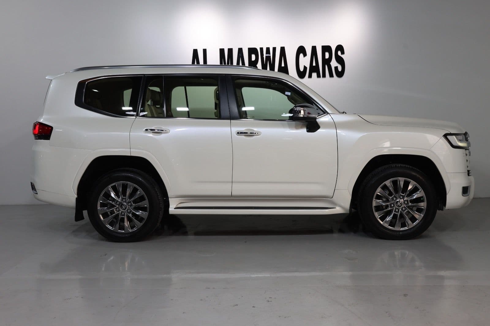 Pristine 2023 Toyota Land Cruiser VXR in impeccable condition GCC Specs - Thumbnail 4