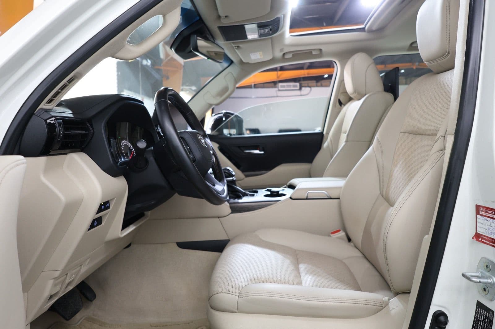 Pristine 2023 Toyota Land Cruiser VXR in impeccable condition GCC Specs - Thumbnail 12