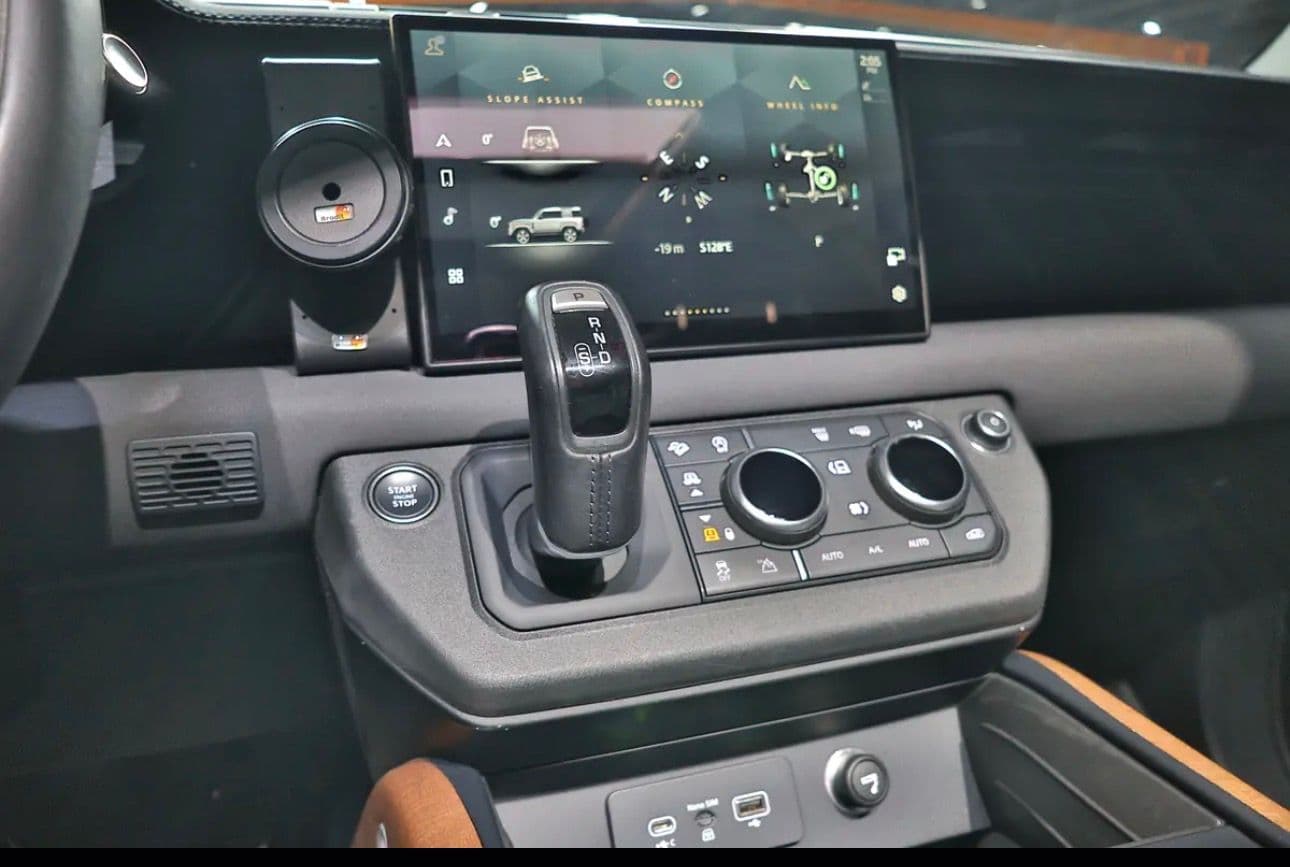 2023 Land Rover Defender 90 SE P 400  -GCC-spec vehicle  -Under warranty & service - Thumbnail 14