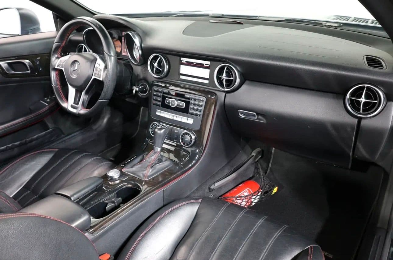 2012 Mercedes-Benz SLK 200 BlueEFFICIENCY -GCC specifications -Pristine condition  - Thumbnail 13