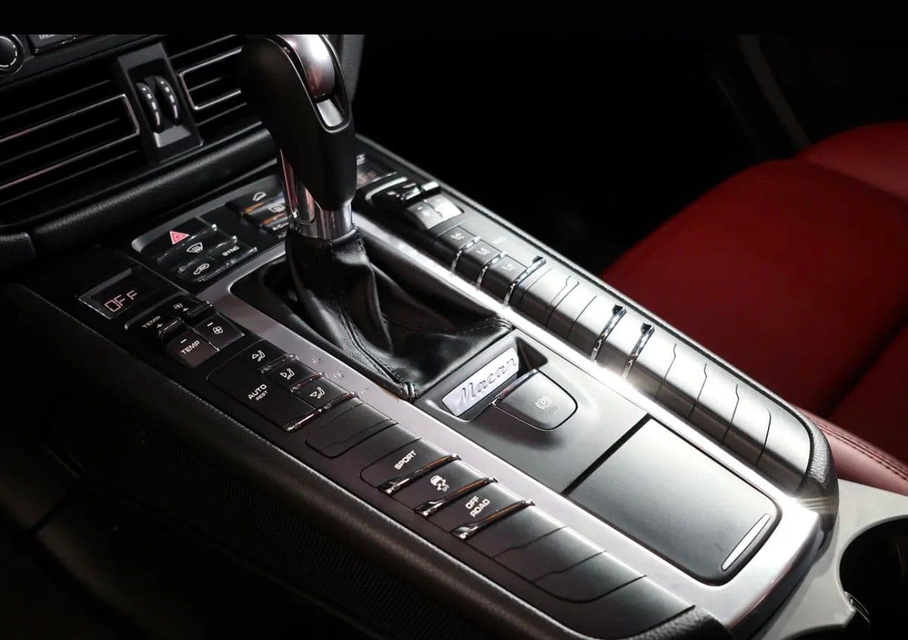 2020 Porsche Macan in pristine condition -GCC spec - Thumbnail 11