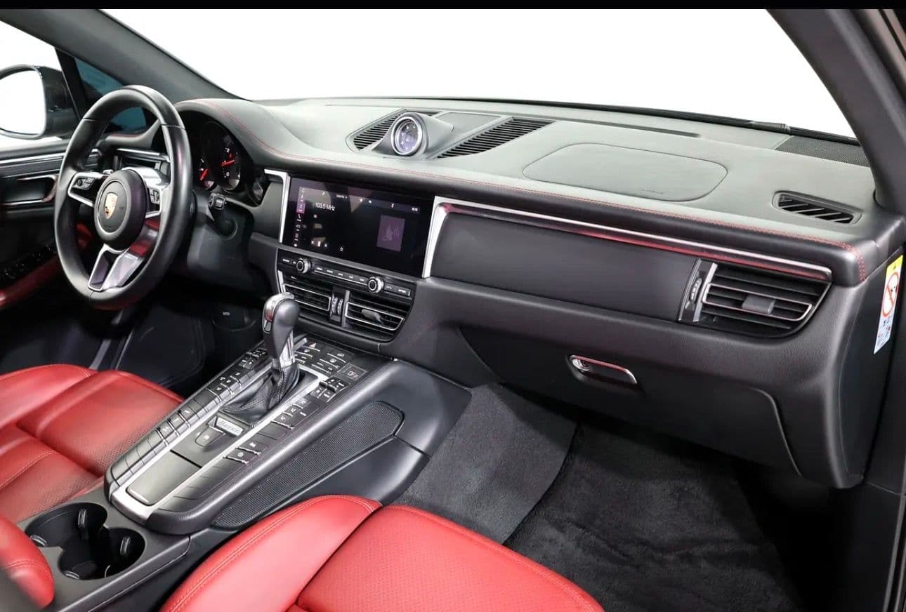 2020 Porsche Macan in pristine condition -GCC spec - Thumbnail 14
