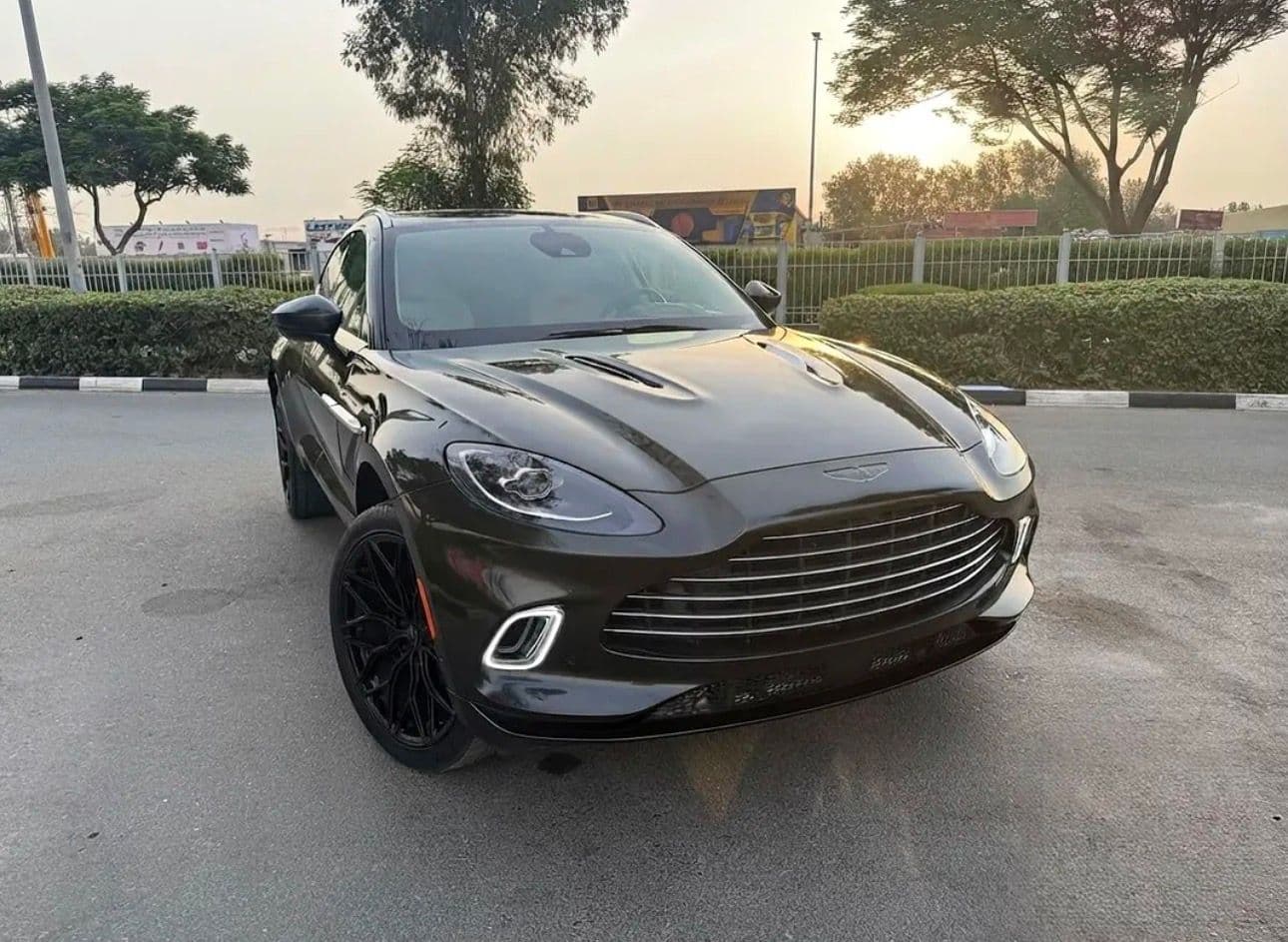Aston martin DBX 550-2022-American specs - Image 1