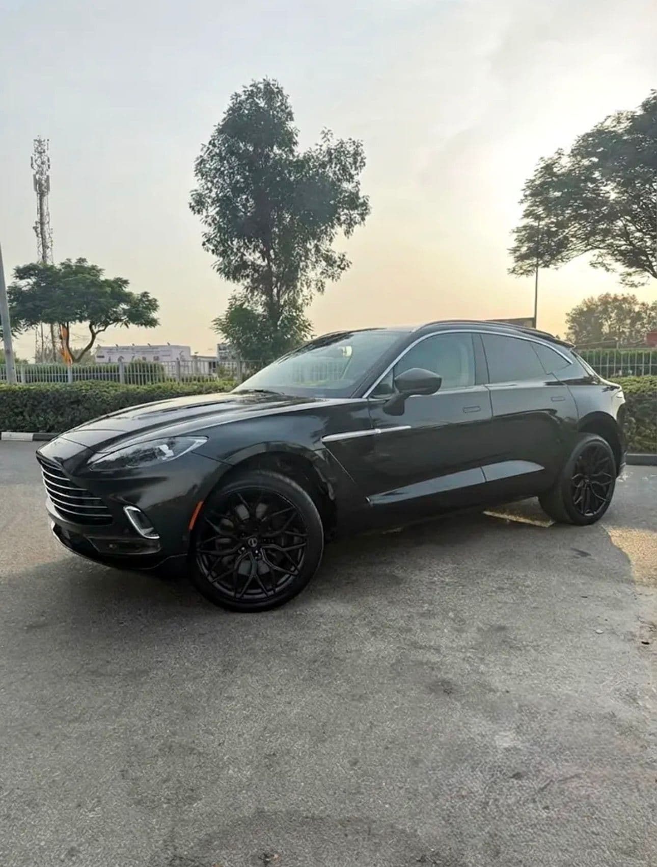Aston martin DBX 550-2022-American specs - Thumbnail 2
