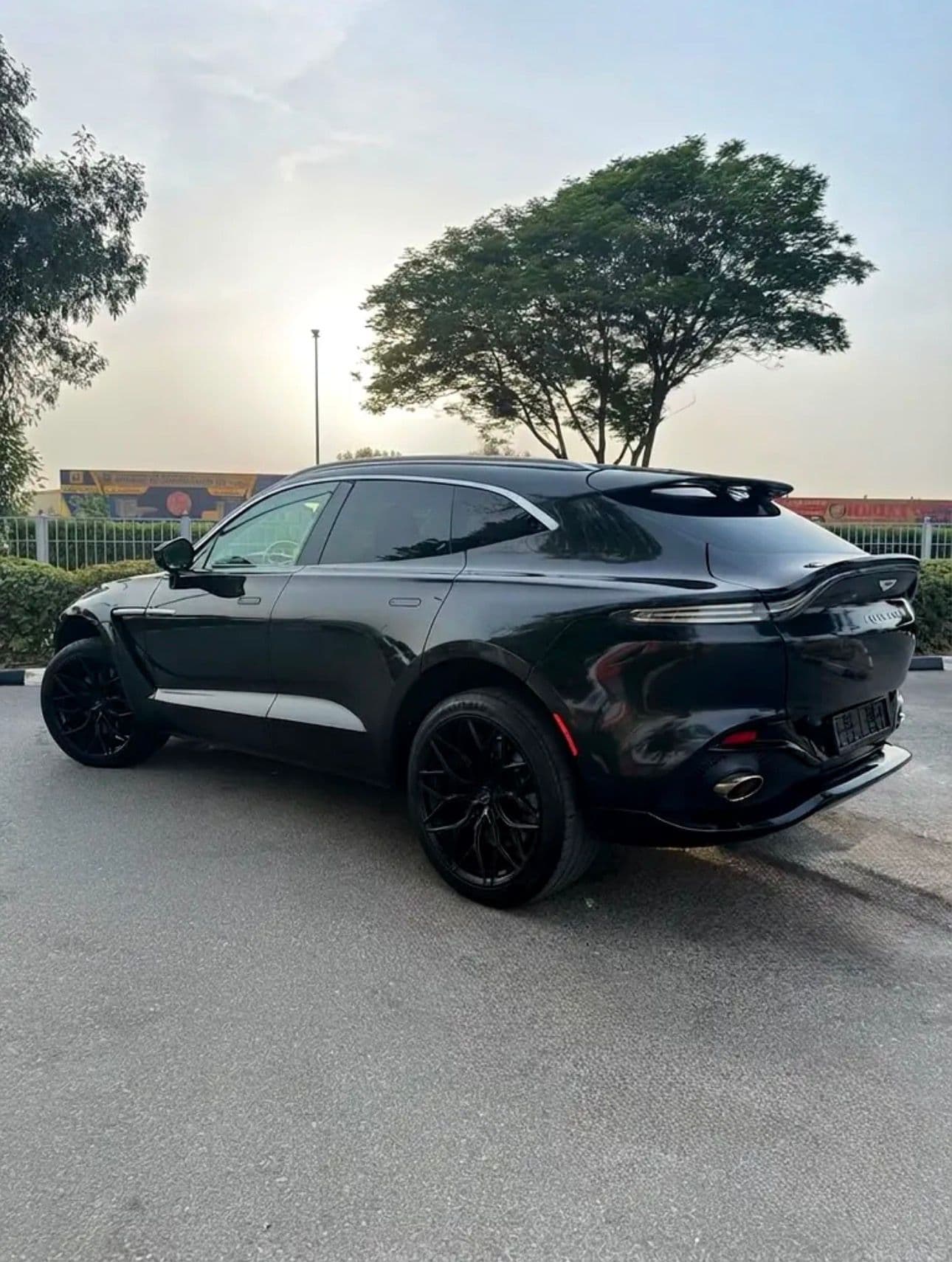 Aston martin DBX 550-2022-American specs - Thumbnail 3