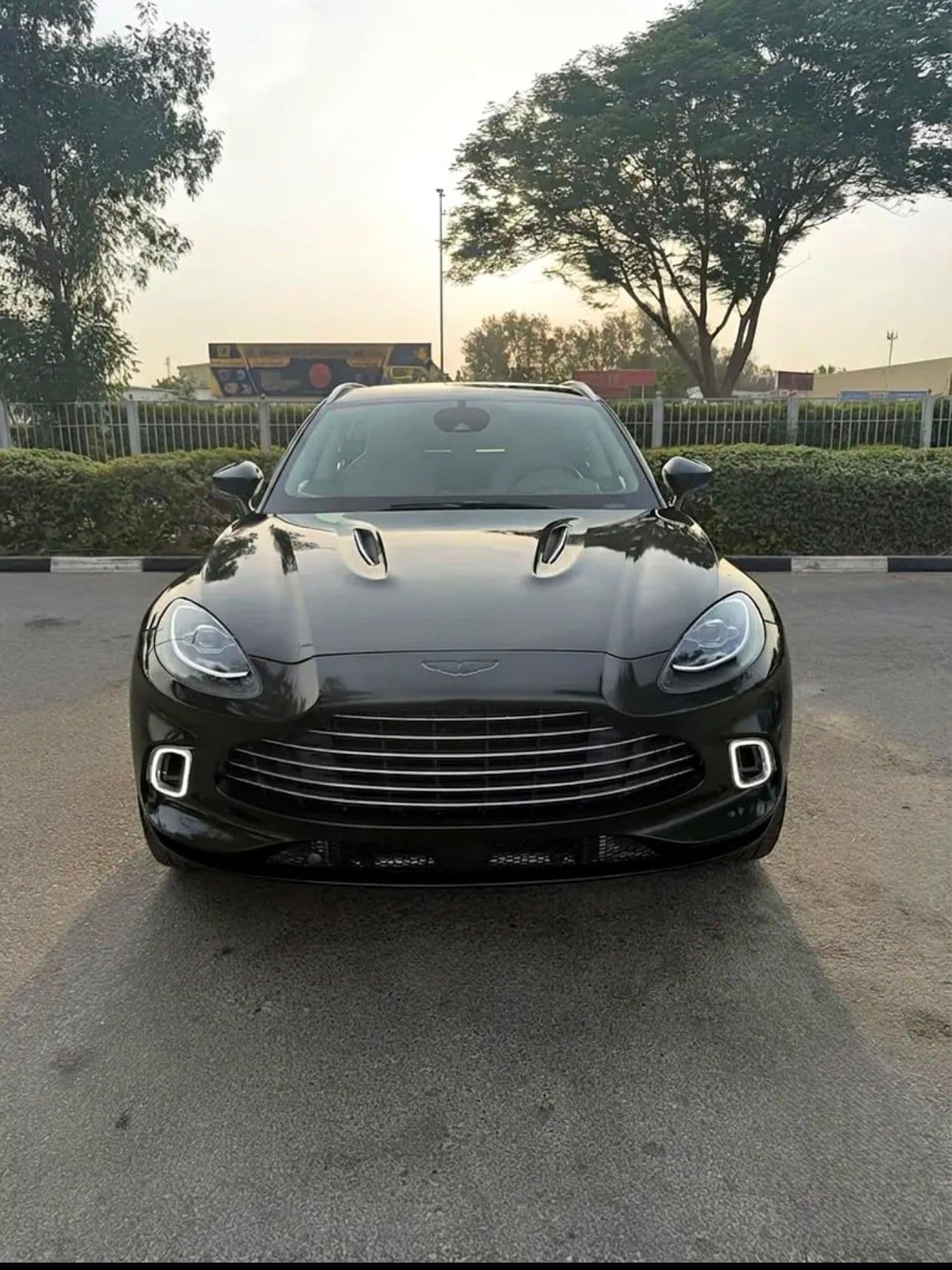 Aston martin DBX 550-2022-American specs - Thumbnail 4