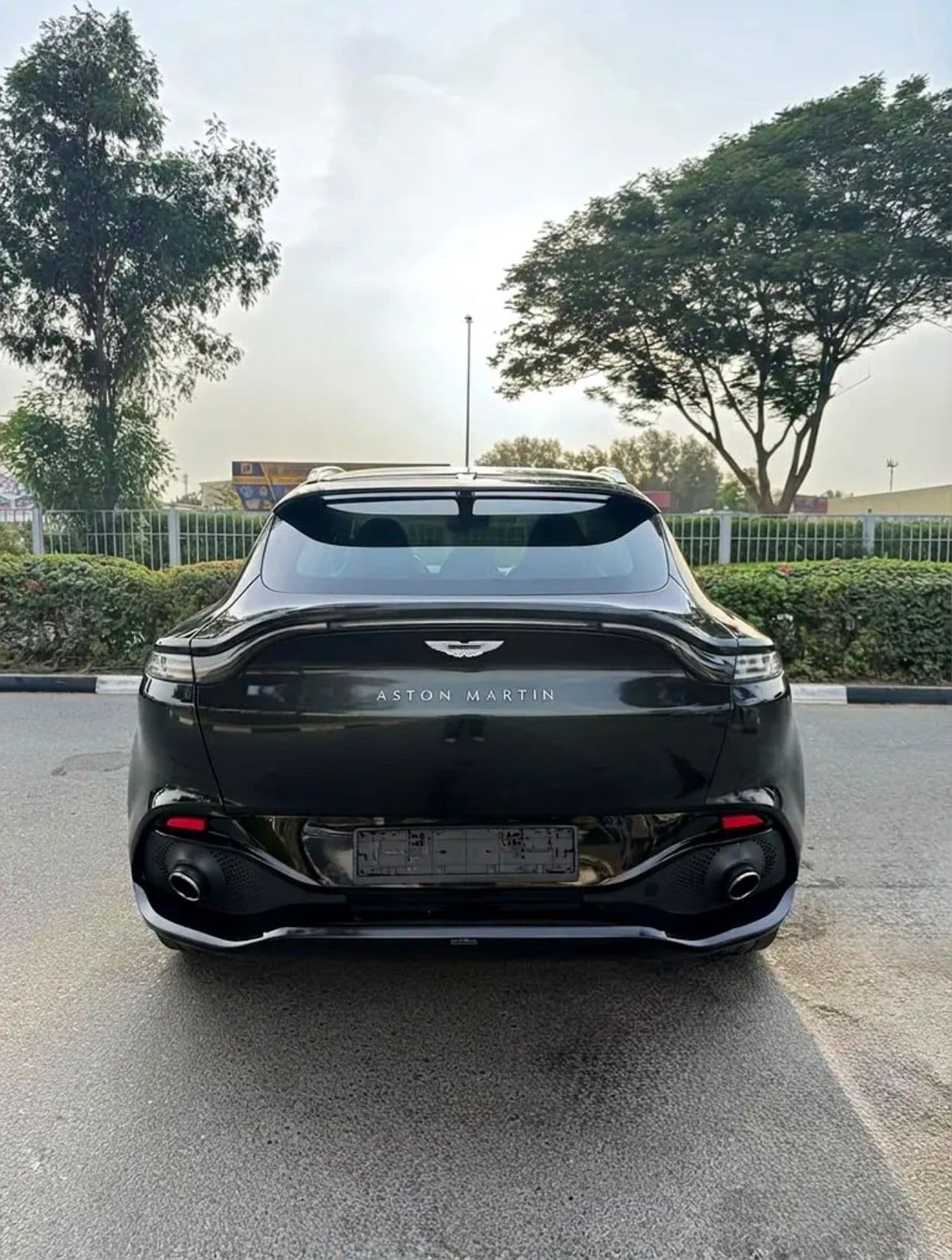 Aston martin DBX 550-2022-American specs - Thumbnail 5
