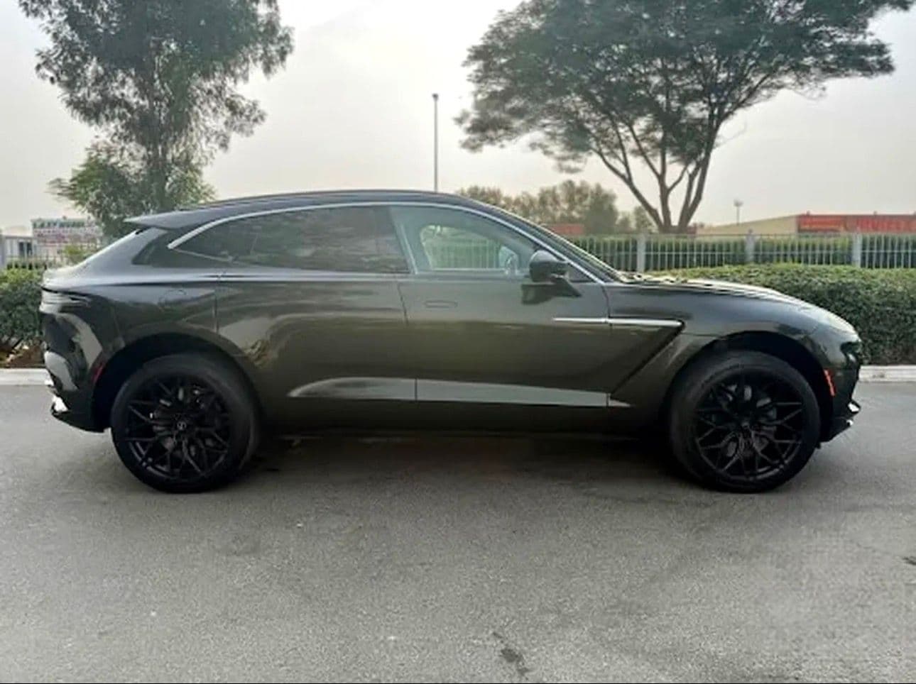Aston martin DBX 550-2022-American specs - Thumbnail 6