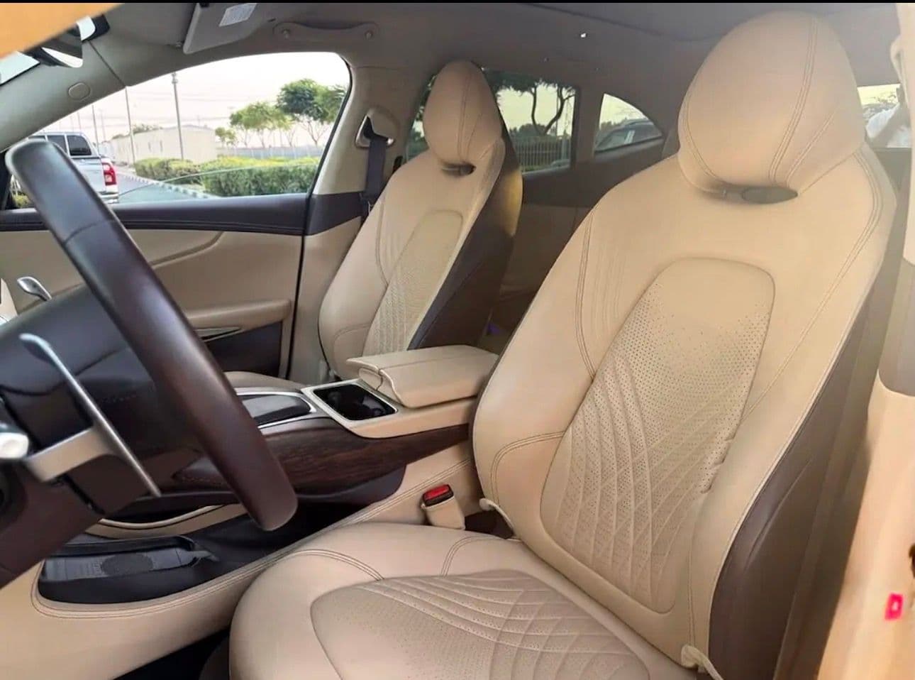 Aston martin DBX 550-2022-American specs - Thumbnail 8