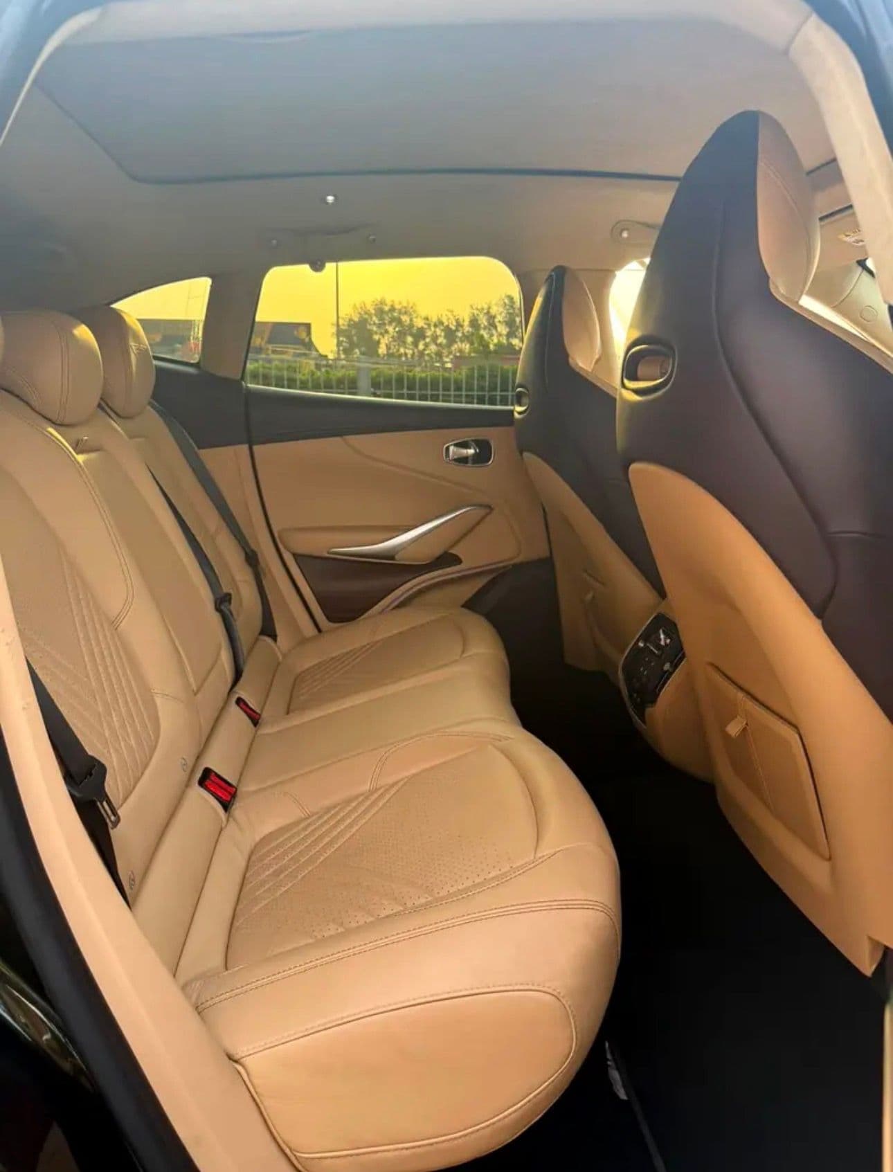 Aston martin DBX 550-2022-American specs - Thumbnail 15