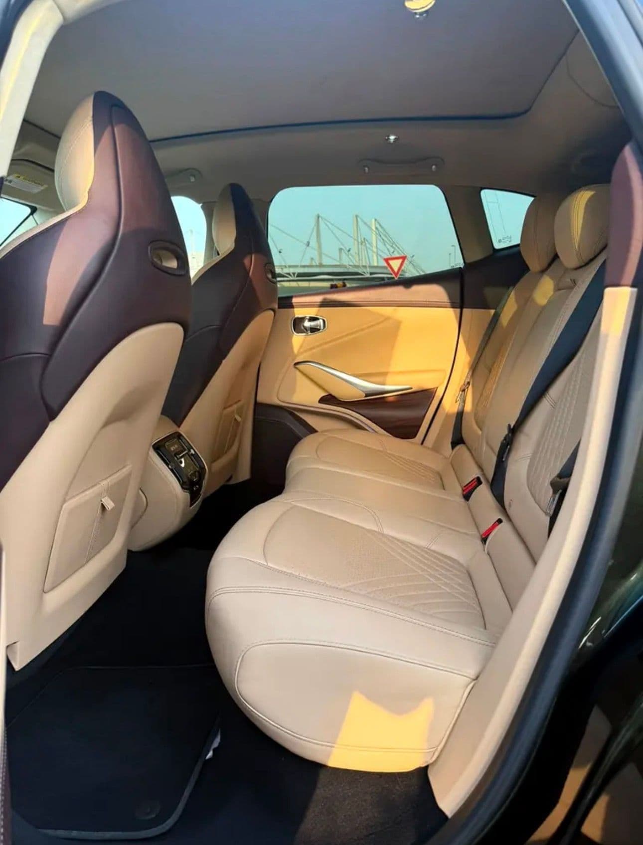 Aston martin DBX 550-2022-American specs - Thumbnail 17