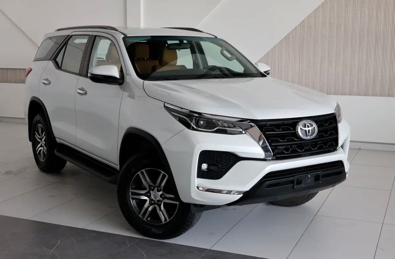 2023 Toyota Fortuner GXR 4.0 liter V 6  -46000km - GCC-spec SUV  - pristine condition -Under warranty - Image 1