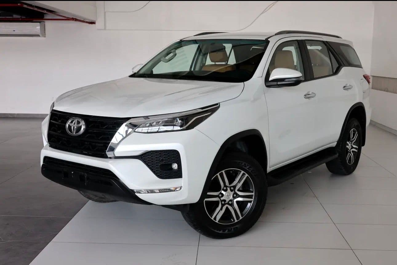 2023 Toyota Fortuner GXR 4.0 liter V 6  -46000km - GCC-spec SUV  - pristine condition -Under warranty - Thumbnail 2