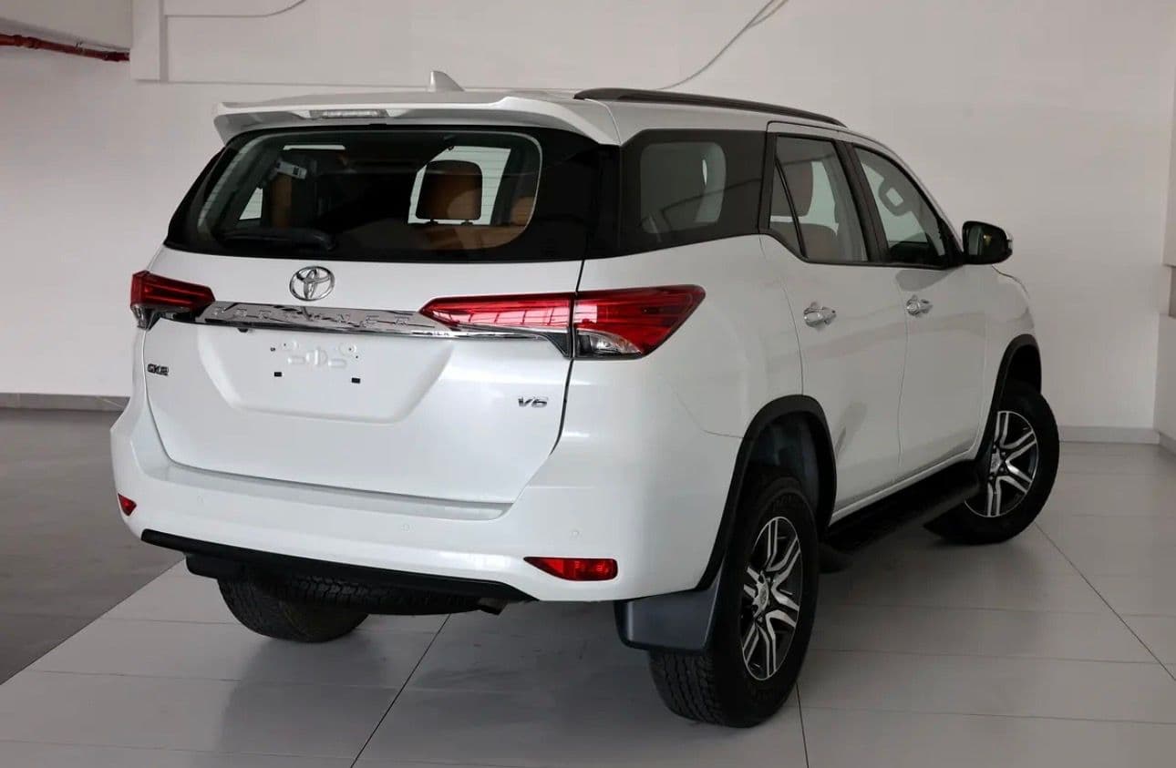 2023 Toyota Fortuner GXR 4.0 liter V 6  -46000km - GCC-spec SUV  - pristine condition -Under warranty - Thumbnail 4