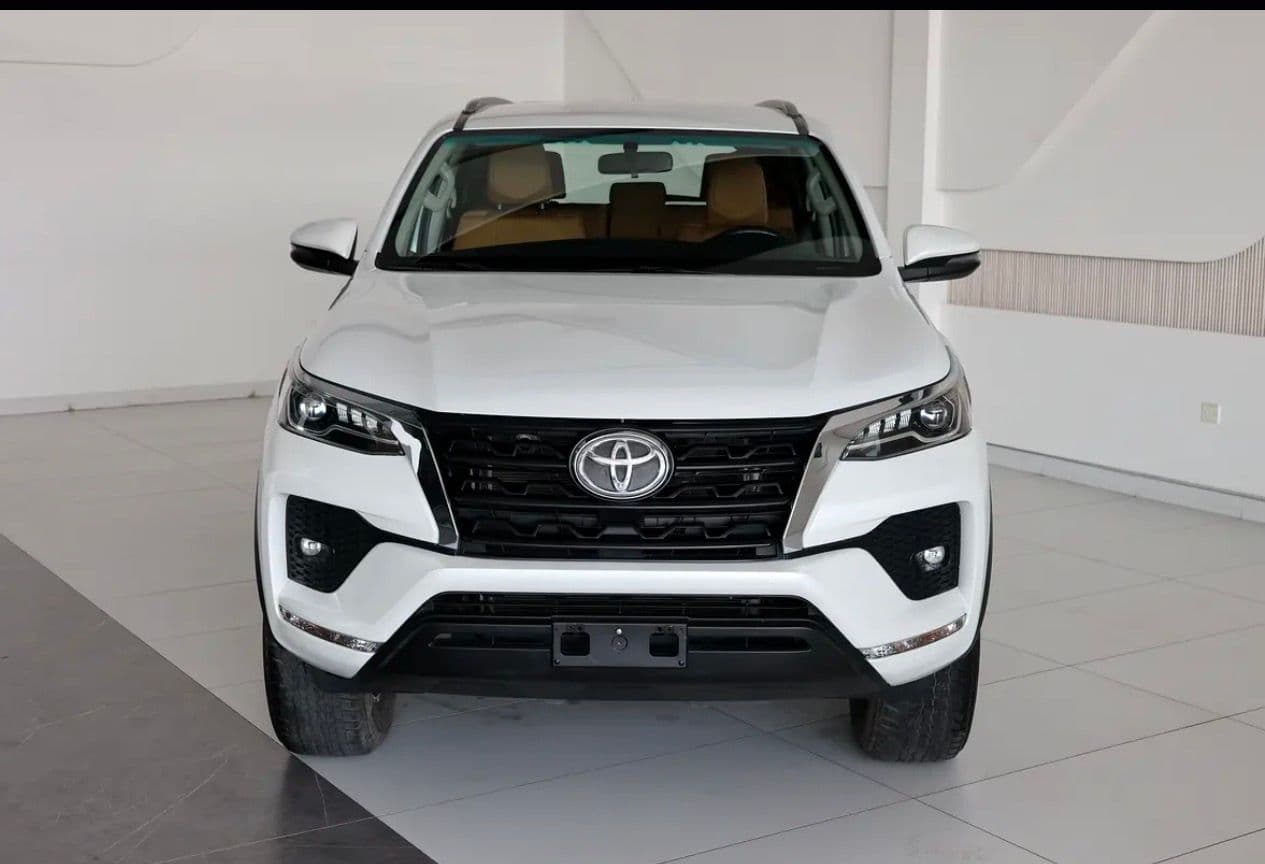 2023 Toyota Fortuner GXR 4.0 liter V 6  -46000km - GCC-spec SUV  - pristine condition -Under warranty - Thumbnail 5