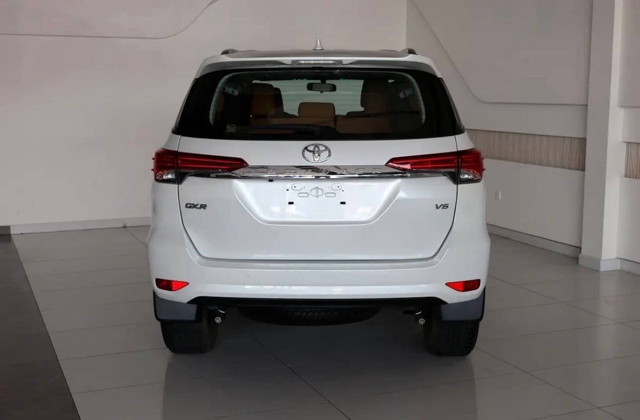 2023 Toyota Fortuner GXR 4.0 liter V 6  -46000km - GCC-spec SUV  - pristine condition -Under warranty - Thumbnail 6
