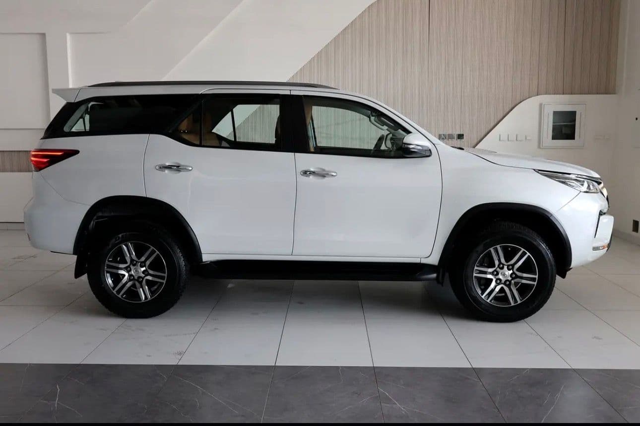 2023 Toyota Fortuner GXR 4.0 liter V 6  -46000km - GCC-spec SUV  - pristine condition -Under warranty - Thumbnail 7