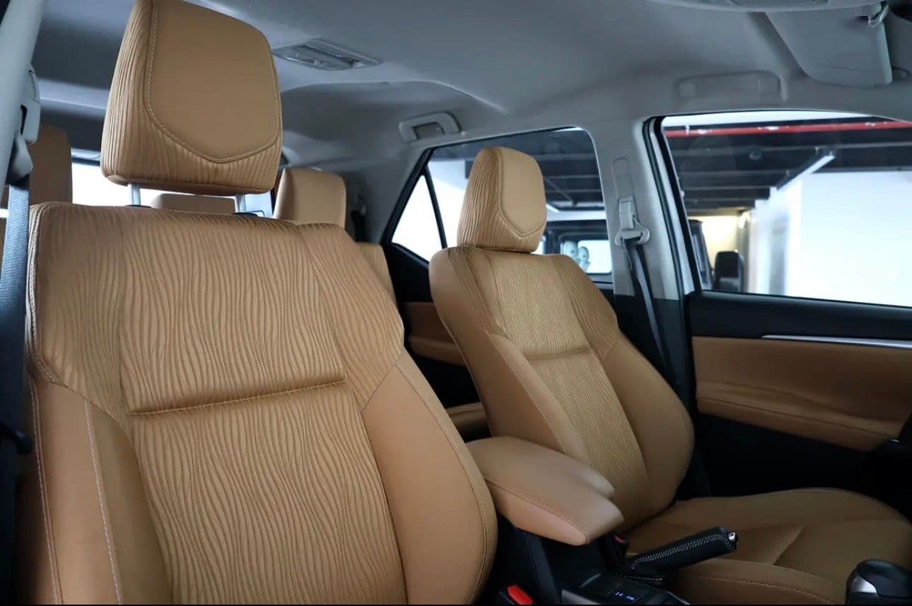 2023 Toyota Fortuner GXR 4.0 liter V 6  -46000km - GCC-spec SUV  - pristine condition -Under warranty - Thumbnail 15