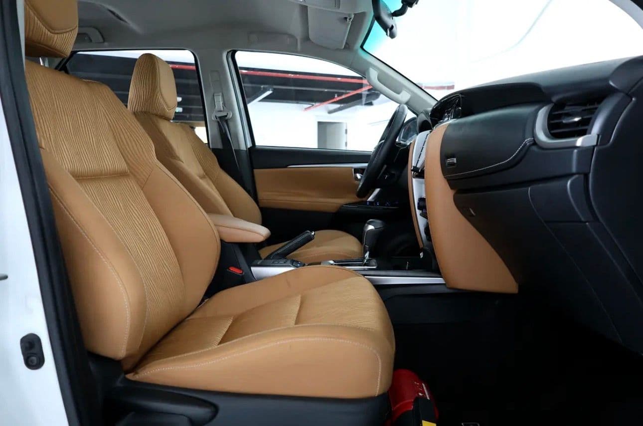2023 Toyota Fortuner GXR 4.0 liter V 6  -46000km - GCC-spec SUV  - pristine condition -Under warranty - Thumbnail 16