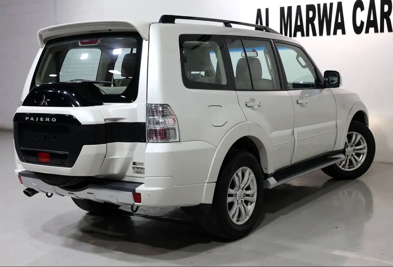 2016 Mitsubishi Pajero GLS Top Line  - accidents free -GCC Specs - Thumbnail 4