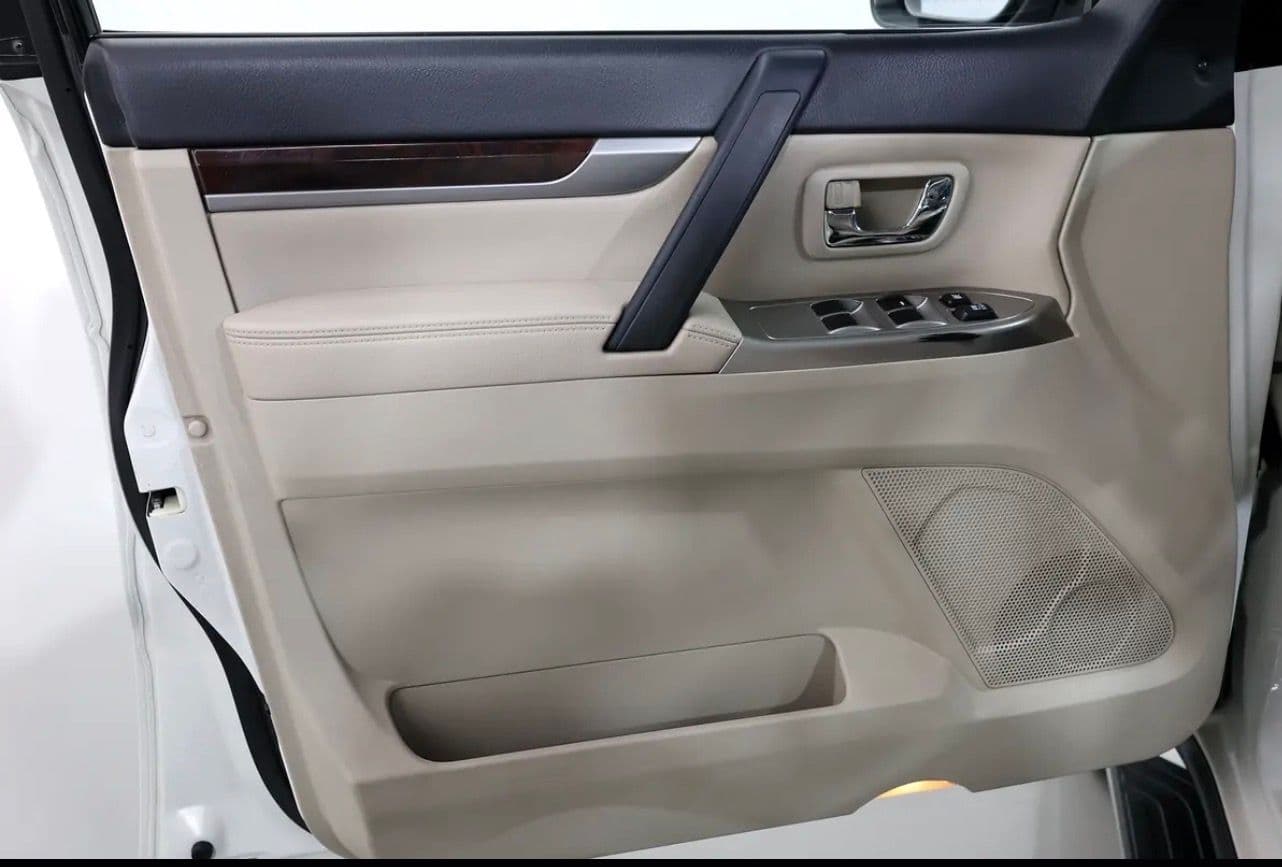 2016 Mitsubishi Pajero GLS Top Line  - accidents free -GCC Specs - Thumbnail 8