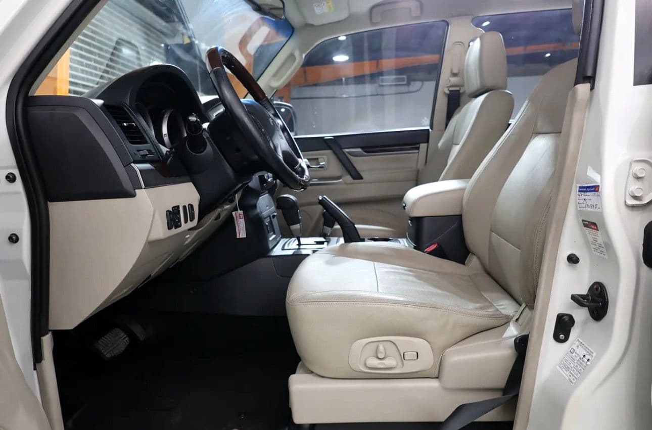 2016 Mitsubishi Pajero GLS Top Line  - accidents free -GCC Specs - Thumbnail 9
