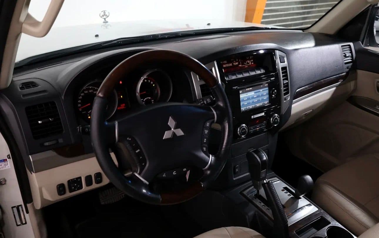 2016 Mitsubishi Pajero GLS Top Line  - accidents free -GCC Specs - Thumbnail 10