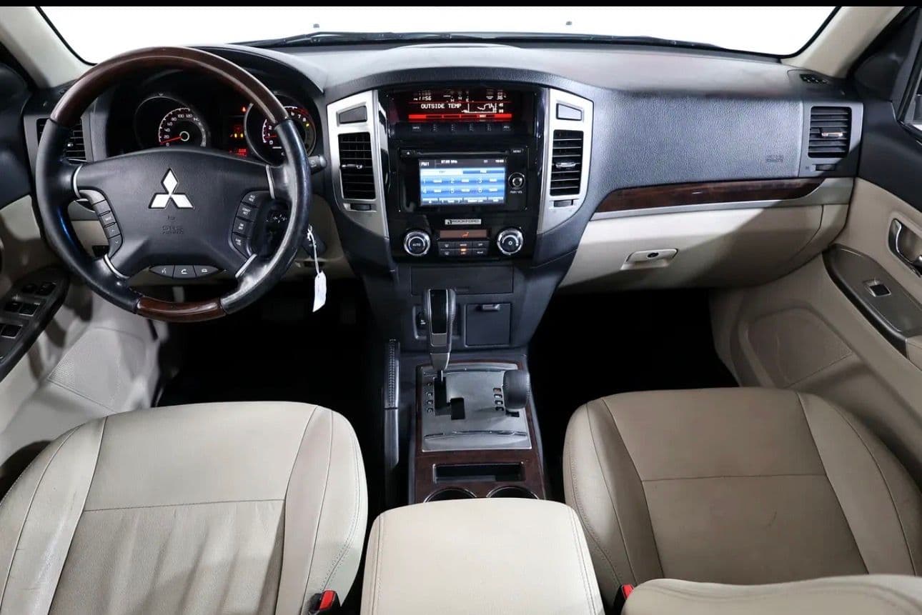 2016 Mitsubishi Pajero GLS Top Line  - accidents free -GCC Specs - Thumbnail 11