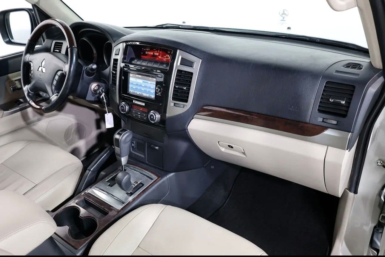 2016 Mitsubishi Pajero GLS Top Line  - accidents free -GCC Specs - Thumbnail 13