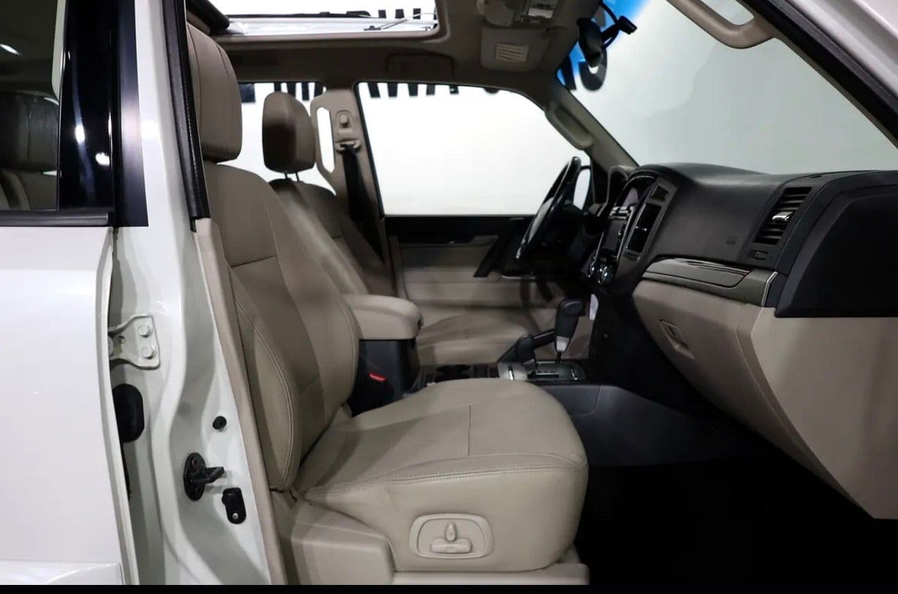 2016 Mitsubishi Pajero GLS Top Line  - accidents free -GCC Specs - Thumbnail 14