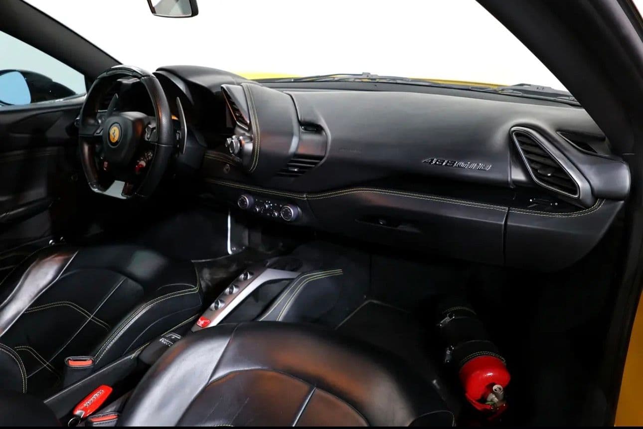 italian performance with this stunning  2016 Ferrari 488 GTB  -GCC-spec  -Only 29,000 km  - Thumbnail 11